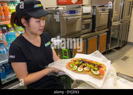Sydney Australie,métro,train,sandwich shop,restaurant restaurants restauration café cafés,femme asiatique femmes,travail,employé employés travail Banque D'Images