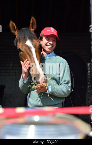 Lambourn Open Day.' the toast of New York' récent vainqueur du Derby des EAU à la Coupe du Monde de Dubaï (tasse en face) avec un instructeur Jamie Osborne . La journée portes ouvertes est une occasion unique de voir les chevaux les formateurs et pour vraiment voir de première main l'industrie des courses de Lambourn. Banque D'Images