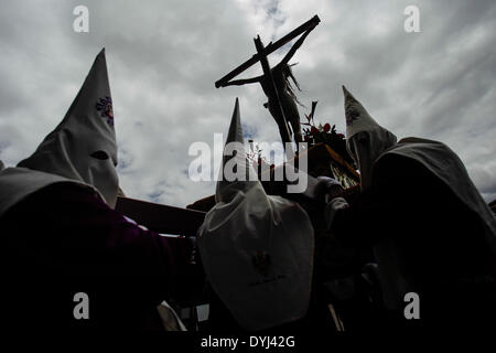 Tunja, Colombie. 18 avr, 2014. Les habitants participent à un défilé pour célébrer le Vendredi saint, à Tunja, capitale du Boyaca, Colombie, le 18 avril 2014. © Jhon Paz/Xinhua/Alamy Live News Banque D'Images