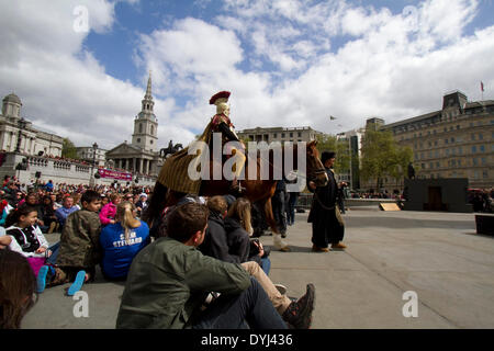 London UK. 18 avril 2014. Le gouverneur romain Ponce Pilate se déplace sur un cheval au cours de la passion de Jésus. Les acteurs de l'Wintershall les joueurs qui sont basés sur l'immobilier Wintershall à Surrey effectuer la Passion de Jésus le Vendredi saint pour les foules à Trafalgar Square à Londres. La production de "La Passion de Jésus" inclut une distribution d'acteurs, des chevaux, un âne et costumes authentiques de soldats romains dans la 12ème Légion de l'armée romaine Crédit : amer ghazzal/Alamy Live News Banque D'Images