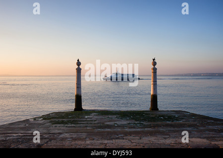 Jetée de colonnes (en portugais : Cais das Colunas) par le Tage au lever du soleil à Lisbonne, Portugal. Banque D'Images