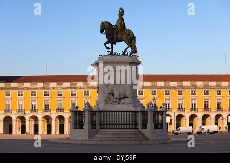 Statue équestre du roi Jose je de 1775 au lever du soleil sur la Place du Commerce à Lisbonne, Portugal. Banque D'Images