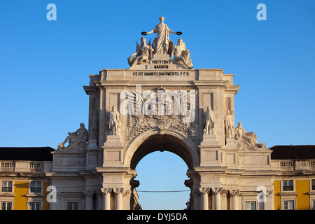 Rua Augusta Arch au lever du soleil à Lisbonne, Portugal. Banque D'Images