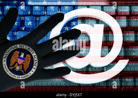 At-Zeichen auf einer Tastatur und schwarze mit la main-NSA, symbole des USA-Geheimdienstes Datensammlung Banque D'Images