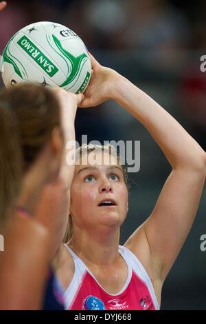 Melbourne, Victoria, Australie. Apr 19, 2014. CODY Lange de l'Adelaide Thunderbirds pousses pour but durant la Rd 8 Melbourne Vixens v Adelaide 2014 Thunderbirds Netball ANZ Championships à Hisense Arena. © Tom Griffiths/ZUMA/ZUMAPRESS.com/Alamy fil Live News Banque D'Images