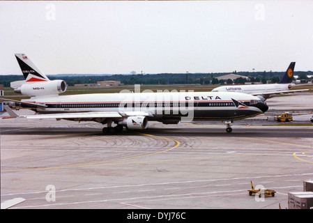 Le McDonnell Douglas MD-11, un avion de ligne large, est représenté ici en configuration passager (MD-11) et cargo (MD-11F). Utilisé par de grandes compagnies aériennes comme Delta Air Lines et Federal Express, le MD-11 est connu pour sa conception aérodynamique avancée et ses moteurs efficaces. Banque D'Images