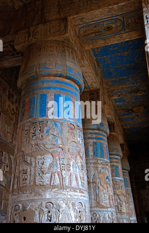 Temple de Ramsès III (1198-1167 av. - XX° Dyn.) à Médinet Habou : reliefs sur les colonnes de la deuxième cour Banque D'Images