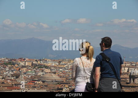 Rome Italie. 18 avril 2014. Les vents forts tramontana le ciel clair offrant un rare et vue spectaculaire sur les montagnes depuis la colline du Janicule à Rome en Italie. Credit : Gari Wyn Williams / Alamy Live News Banque D'Images