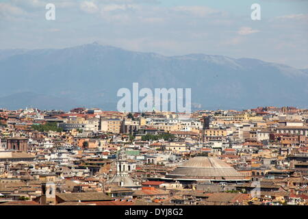 Rome Italie. 18 avril 2014. Les vents forts tramontana le ciel clair offrant un rare et vue spectaculaire sur les montagnes depuis la colline du Janicule à Rome en Italie. Credit : Gari Wyn Williams / Alamy Live News Banque D'Images