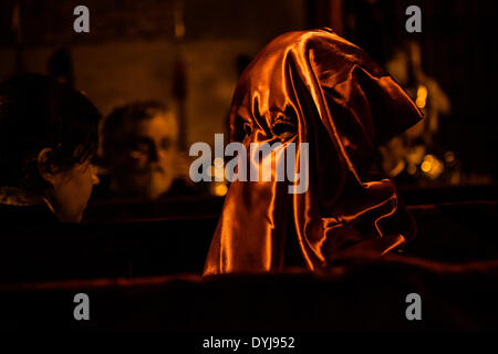 Mataro, Espagne. Avril 17th, 2014 : adorateurs de l'Cofraternity «Coronacio D'Espines' marche le Jeudi Saint procession transportant leur flotteur dans Mataro Crédit : matthi/Alamy Live News Banque D'Images