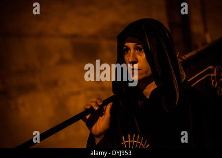 Mataro, Espagne. Avril 17th, 2014 : Un Venereble adorateur de la "Congrégation de la douleur", marche le Jeudi Saint procession dans Mataro Crédit : matthi/Alamy Live News Banque D'Images