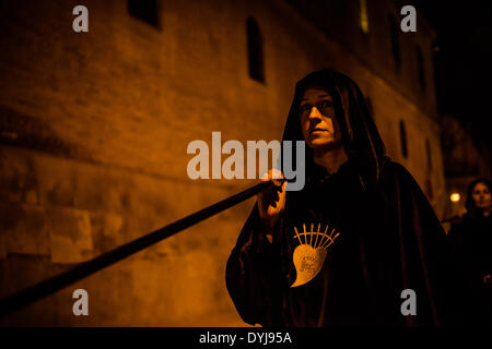 Mataro, Espagne. Avril 17th, 2014 : Un Venereble adorateur de la "Congrégation de la douleur", marche le Jeudi Saint procession dans Mataro Crédit : matthi/Alamy Live News Banque D'Images