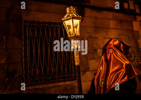 Mataro, Espagne. Avril 17th, 2014 : un adorateur de l'Cofraternity «Coronacio D'Espines' marche le Jeudi Saint procession dans Mataro Crédit : matthi/Alamy Live News Banque D'Images