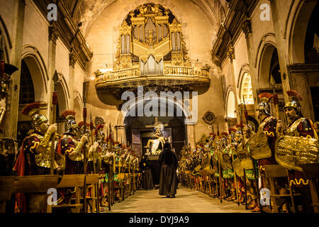 Mataro, Espagne. Avril 17th, 2014 : romains de la 'Armats de Mataro' montent la garde dans la Basilique de Santa Maria après la procession du Jeudi Saint de la nuit silencieuse dans Mataro Crédit : matthi/Alamy Live News Banque D'Images