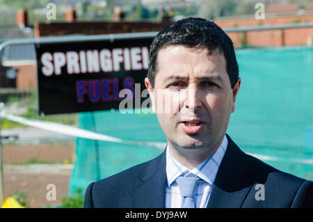 Belfast, Irlande du Nord. 19 avr 2014 - le Détective surintendant Jonathan Roberts donne une conférence de presse, comme continuer à PSNI enquêter sur le meurtre de l'ancien chef de l'IRA de la continuité, Tommy Crossan, qui a été tourné à plusieurs reprises au cours de l'activité combustible sa famille. Crédit : Stephen Barnes/Alamy Live News Banque D'Images