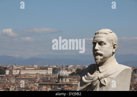 Rome Italie. 18 avril 2014. Les vents forts tramontana le ciel clair offrant un rare et vue spectaculaire sur les montagnes depuis la colline du Janicule à Rome en Italie. Credit : Gari Wyn Williams / Alamy Live News Banque D'Images