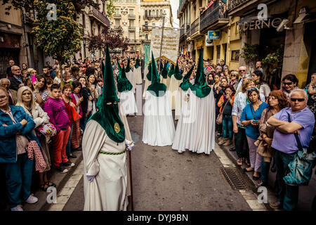 Barcelone, Espagne. 18 avril 2014 : l'assemblée des fidèles de la confrérie de la 'Gran Poder et Macarena Esperanza' parades pendant la procession du Vendredi Saint dans Barcelone : Crédit matthi/Alamy Live News Banque D'Images