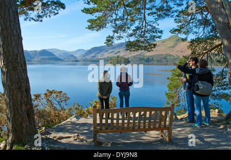 Derwentwater, Keswick, Cumbria, Royaume-Uni. 19 avril 2014. Regardez les vacanciers à la célèbre vue du Frère's Crag sur Derwentwater à Borrowdale, avec Cat Bells qui augmente sur le droit Crédit : Julie friteuse/Alamy Live News Banque D'Images