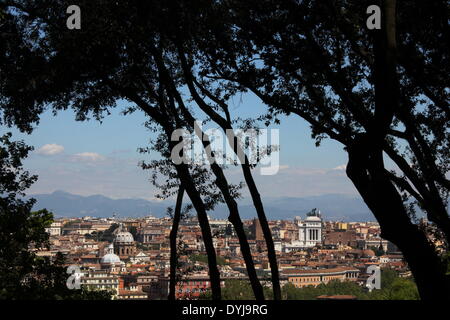 Rome Italie. 18 avril 2014. Les vents forts tramontana le ciel clair offrant un rare et vue spectaculaire sur les montagnes depuis la colline du Janicule à Rome en Italie. Credit : Gari Wyn Williams / Alamy Live News Banque D'Images