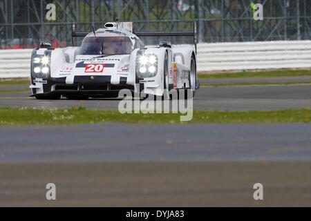 Silverstone, UK. Apr 19, 2013. L'équipe de Porsche 919 Porsche LMP1 hybride entraîné par Timo Bernhard (DEU), Mark Webber (AUS) et Brendon Hartley (NZL) pendant les qualifications pour le round 1 du Championnat du monde d'Endurance de Silverstone. Credit : Action Plus Sport/Alamy Live News Banque D'Images