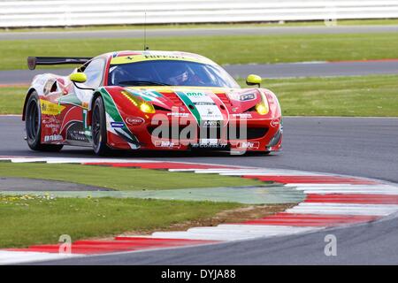 Silverstone, UK. Apr 19, 2013. AF Corse Ferrari F458 Italia LMGTE Pro conduit par Davide Rigon (ITA) et James Calado (GBR) pendant les qualifications pour le round 1 du Championnat du monde d'Endurance de Silverstone. Credit : Action Plus Sport/Alamy Live News Banque D'Images