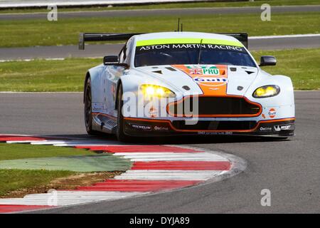 Silverstone, UK. Apr 19, 2013. ASTON MARTIN RACING Aston Martin Vantage V8 LMGTE Pro conduit par Darren Turner (GBR) et Stefan Mucke (DEU) pendant les qualifications pour le round 1 du Championnat du monde d'Endurance de Silverstone. Credit : Action Plus Sport/Alamy Live News Banque D'Images