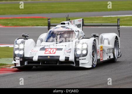 Silverstone, UK. Apr 19, 2013. L'équipe de Porsche 919 Porsche LMP1 hybride entraîné par Timo Bernhard (DEU), Mark Webber (AUS) et Brendon Hartley (NZL) pendant les qualifications pour le round 1 du Championnat du monde d'Endurance de Silverstone. Credit : Action Plus Sport/Alamy Live News Banque D'Images