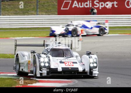 Silverstone, UK. Apr 19, 2013. L'équipe de Porsche 919 Porsche LMP1 hybride entraîné par Timo Bernhard (DEU), Mark Webber (AUS) et Brendon Hartley (NZL) pendant les qualifications pour le round 1 du Championnat du monde d'Endurance de Silverstone. Credit : Action Plus Sport/Alamy Live News Banque D'Images