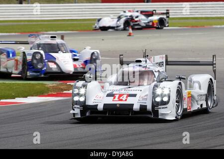 Silverstone, UK. Apr 19, 2013. L'équipe de Porsche 919 Porsche LMP1 hybride entraîné par Romain Dumas (FRA), Neel Jani (CHE) et Marc Lieb (DEU) pendant les qualifications pour le round 1 du Championnat du monde d'Endurance de Silverstone. Credit : Action Plus Sport/Alamy Live News Banque D'Images