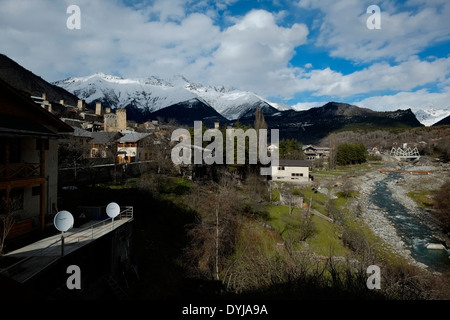 Vue panoramique de Mestia a highland townlet dans les montagnes du Caucase dans la région de Svaneti République de Géorgie Banque D'Images