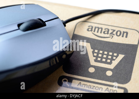 Amazon emballage avec panier, Amazon-Verpackung Computermouse und Banque D'Images