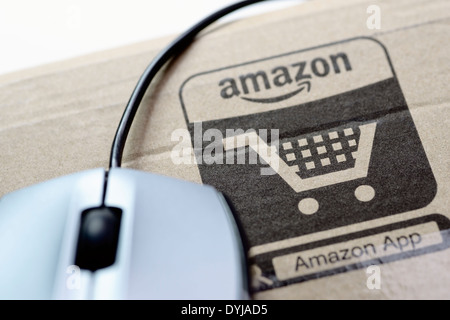 Amazon emballage avec panier, Amazon-Verpackung Computermouse und Banque D'Images