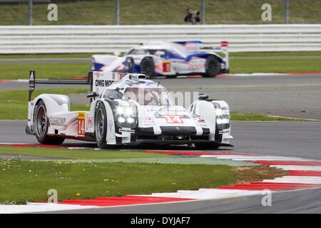 Silverstone, UK. Apr 19, 2013. L'équipe de Porsche 919 Porsche LMP1 hybride entraîné par Romain Dumas (FRA), Neel Jani (CHE) et Marc Lieb (DEU) pendant les qualifications pour le round 1 du Championnat du monde d'Endurance de Silverstone. Credit : Action Plus Sport/Alamy Live News Banque D'Images