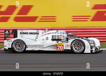 Silverstone, UK. Apr 19, 2013. L'équipe de Porsche 919 Porsche LMP1 hybride entraîné par Timo Bernhard (DEU), Mark Webber (AUS) et Brendon Hartley (NZL) pendant les qualifications pour le round 1 du Championnat du monde d'Endurance de Silverstone. Credit : Action Plus Sport/Alamy Live News Banque D'Images