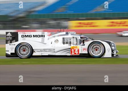 Silverstone, UK. Apr 19, 2013. L'équipe de Porsche 919 Porsche LMP1 hybride entraîné par Romain Dumas (FRA), Neel Jani (CHE) et Marc Lieb (DEU) pendant les qualifications pour le round 1 du Championnat du monde d'Endurance de Silverstone. Credit : Action Plus Sport/Alamy Live News Banque D'Images