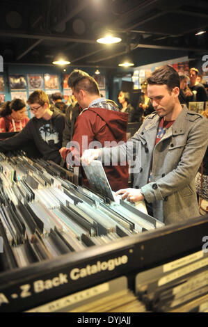 Berwick Street, Londres, Royaume-Uni. 19 avril 2014. Un jeune homme parcourt pour le vinyle de Sister Ray record store sur Berwick Street sur Record Store Day à Londres. Crédit : Matthieu Chattle/Alamy Live News Banque D'Images