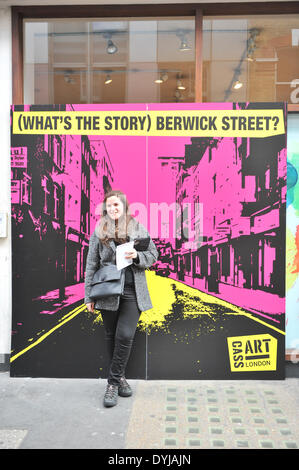 Berwick Street, Londres, Royaume-Uni. 19 avril 2014. Awoman pose devant la photo de Berwick Street utilisé par Oasis pour leur couverture de l'album sur Record Store Day à Londres. Crédit : Matthieu Chattle/Alamy Live News Banque D'Images