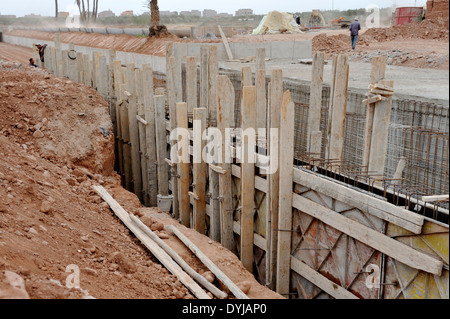 Construction de canal à Marrakech Maroc. L'installation de coffrage pour béton bois traditionnelle pour Banque D'Images