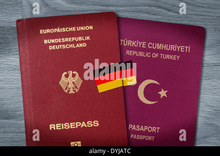 Passeport allemand et turc, la double citoyenneté, Deutscher und türkischer Col Deutschlandfahne mit 41 Staatsbürgerschaft Banque D'Images