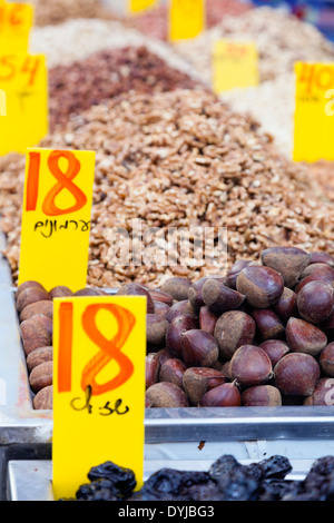 Ecrous pour vendre au marché, Mahane Yehuda à Jérusalem Banque D'Images