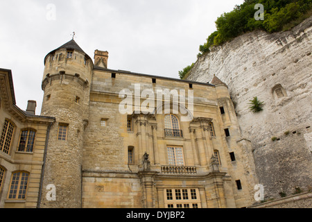 Chateau de la roche-guyon d'équitation. Le château est creusé dans les falaises de calcaire. Banque D'Images