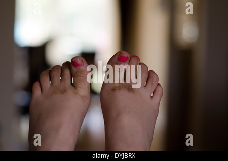 Pieds de l'enfant. Sale de jouer dans le bac à sable ! Banque D'Images