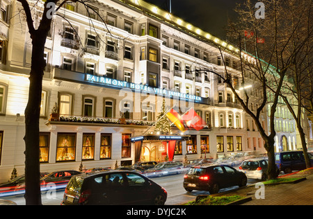 Luxushotel Fairmont Vier Jahreszeiten am Neuen Weihnachtsschmuck mit à Jungfernstieg Hambourg, Deutschland, Europa Banque D'Images