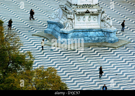 Sol carrelé vague distinctif pavés (calcada) motif dans le Rossio (Praça Dom Pedro 1V) Lisbonne Portugal Europe. Banque D'Images