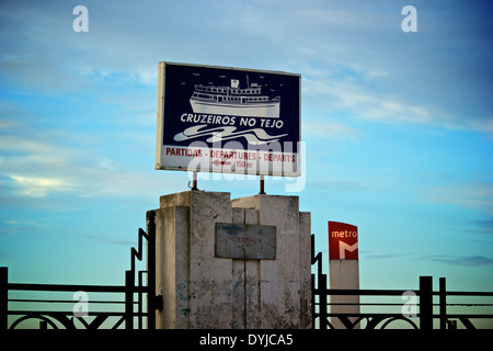 Arrivée et départ en ferry et métro signe sur le front de mer à l'aube Lisbonne Portugal Europe de l'ouest. Banque D'Images