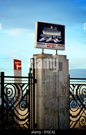 Arrivée Départ en ferry et métro signe sur le front de rivière à l'aube Lisbonne Portugal Europe de l'ouest. Banque D'Images