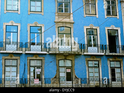 Sol carrelé bleu traditionnel immeuble avec appartements à vendre/louer et des balcons en fer forgé Europe Portugal Lisbonne Banque D'Images