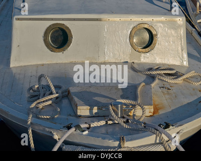 Proue d'un vieux bateau de pêche avec des fenêtres rondes Banque D'Images