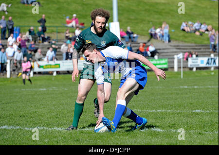 Hawick, Royaume-Uni.. - 19/Apr/2014 : RFC Hawick Mansfield Park, Rois de la 7s 2014, Rnd 3, 'La Banque Royale du Canada' Hawick Sevens Légende : Lewis Young en pour essayer contre Hawick en dépit de l'attention de Bruce McNeil à temps plein - 14 31 Hawick Jedforest Crédit : Rob Gray/Alamy Live News Banque D'Images