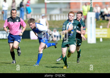 Hawick, Royaume-Uni.. - 19/Apr/2014 : RFC Hawick Mansfield Park, Rois de la 7s 2014, Rnd 3, 'La Banque Royale du Canada' Hawick Sevens Légende : Greg Cottrell sur une accusation au premier tour match contre Jedforest Hawick à temps plein - 31 14 Jedforest Crédit : Rob Gray/Alamy Live News Banque D'Images